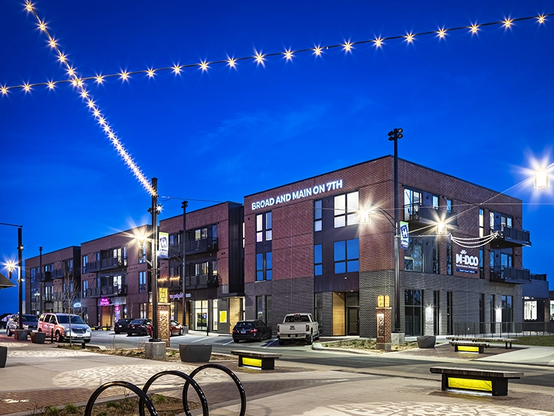 Broad and Main Building with Streetscape in the City of Marion